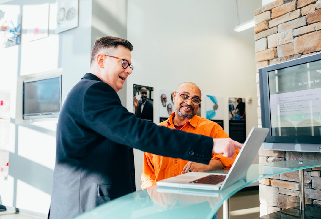 Un venditore alle prese con i primi KPI e strumenti aziendali